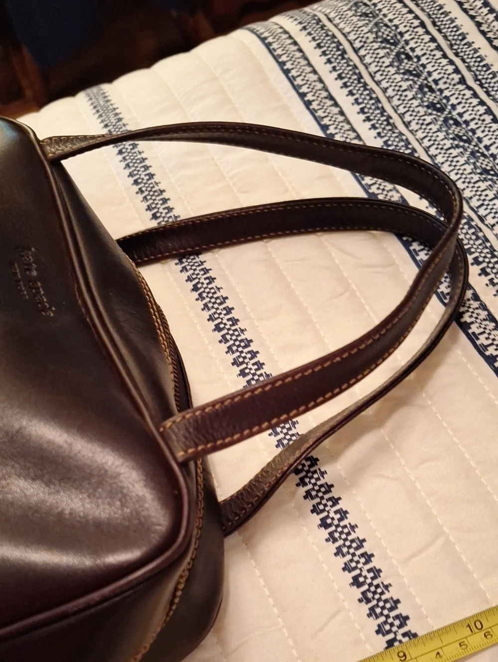 KATE SPADE BROWN LEATHER PURSE.